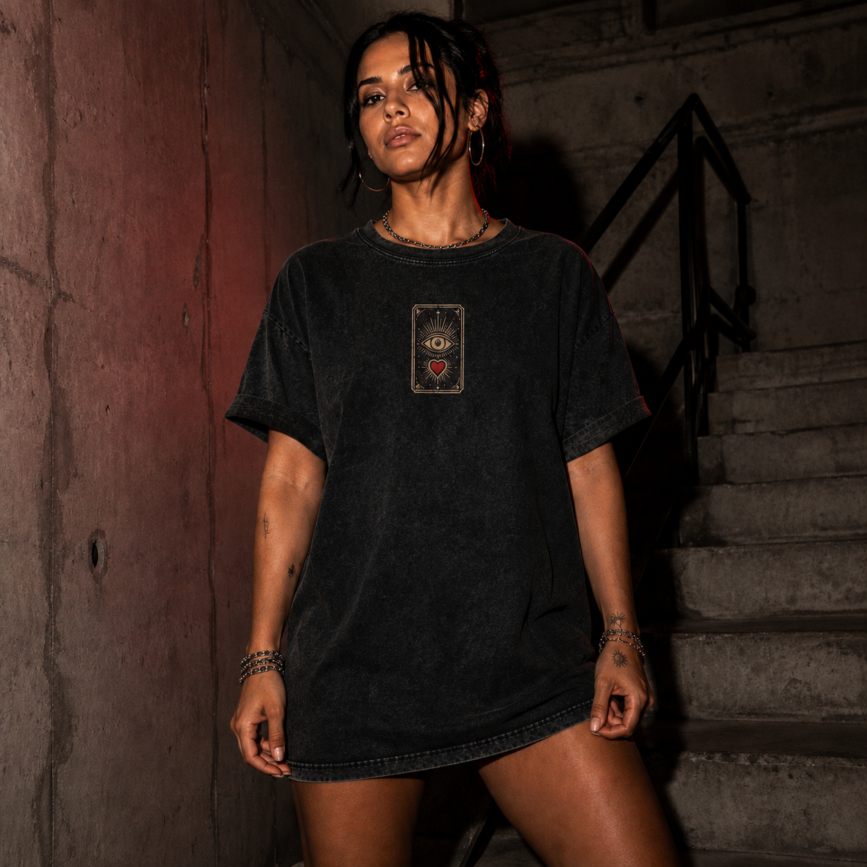 Modelka w czarnym T-shircie oversize acid wash Everything Can Be a Sign – mały nadruk karty tarota z przodu