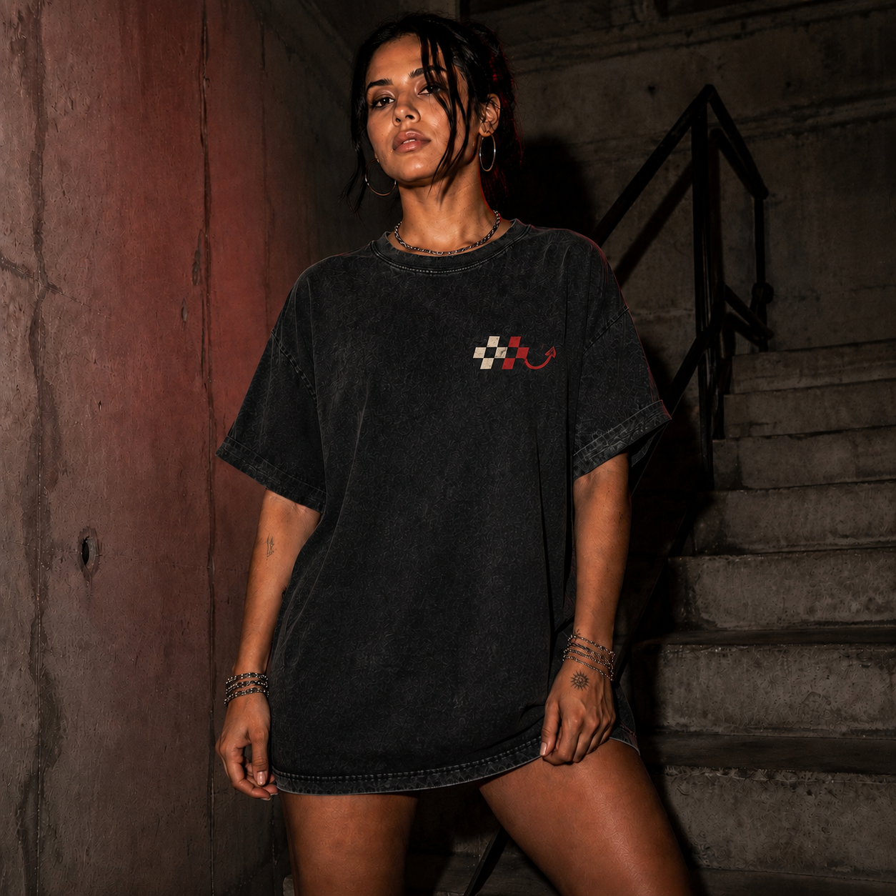 Modelka w czarnym T-shircie oversize acid wash Someone Has to Set a Bad Example – mały nadruk z przodu