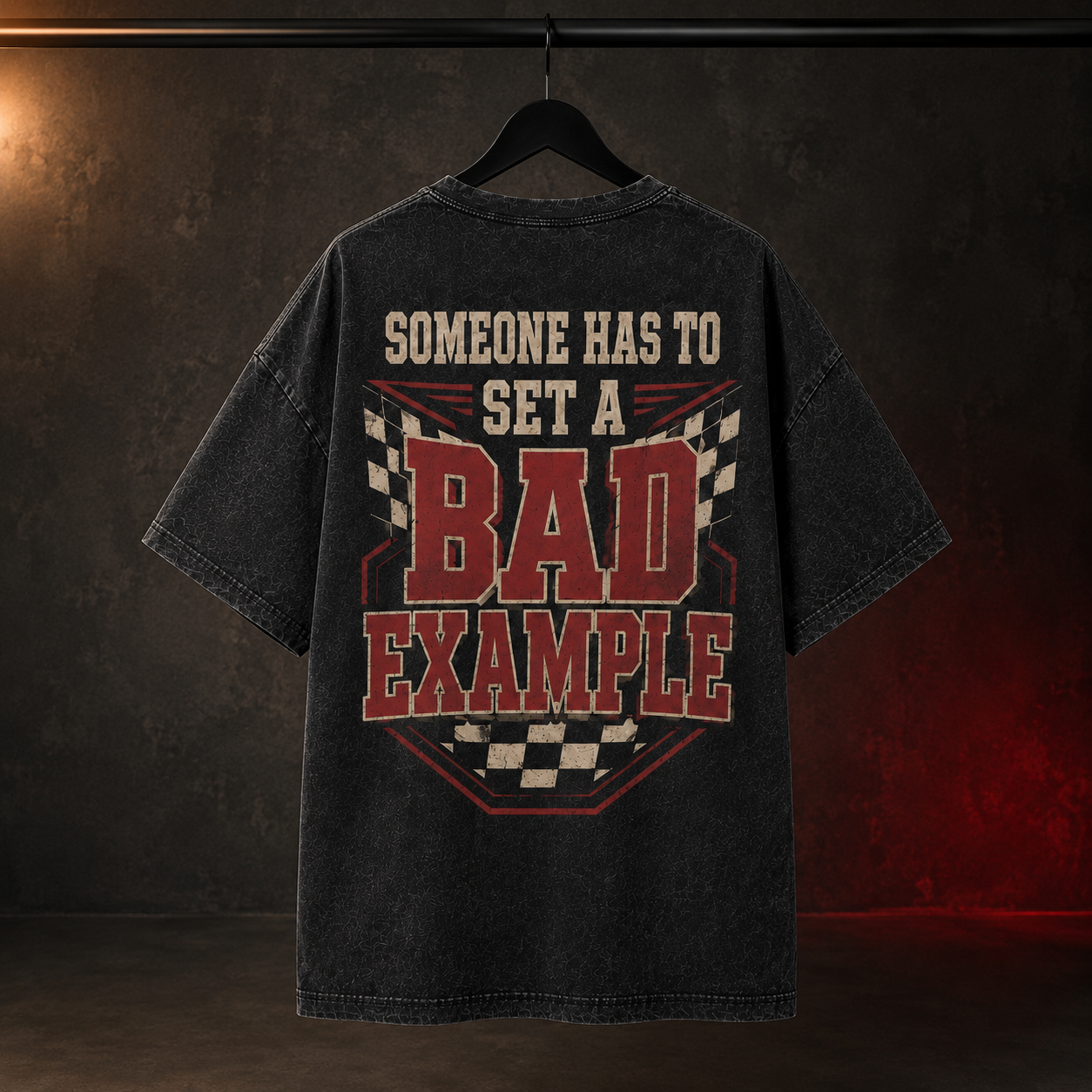 T-shirt oversize acid wash Someone Has to Set a Bad Example na wieszaku – nadruk racingowy na plecach