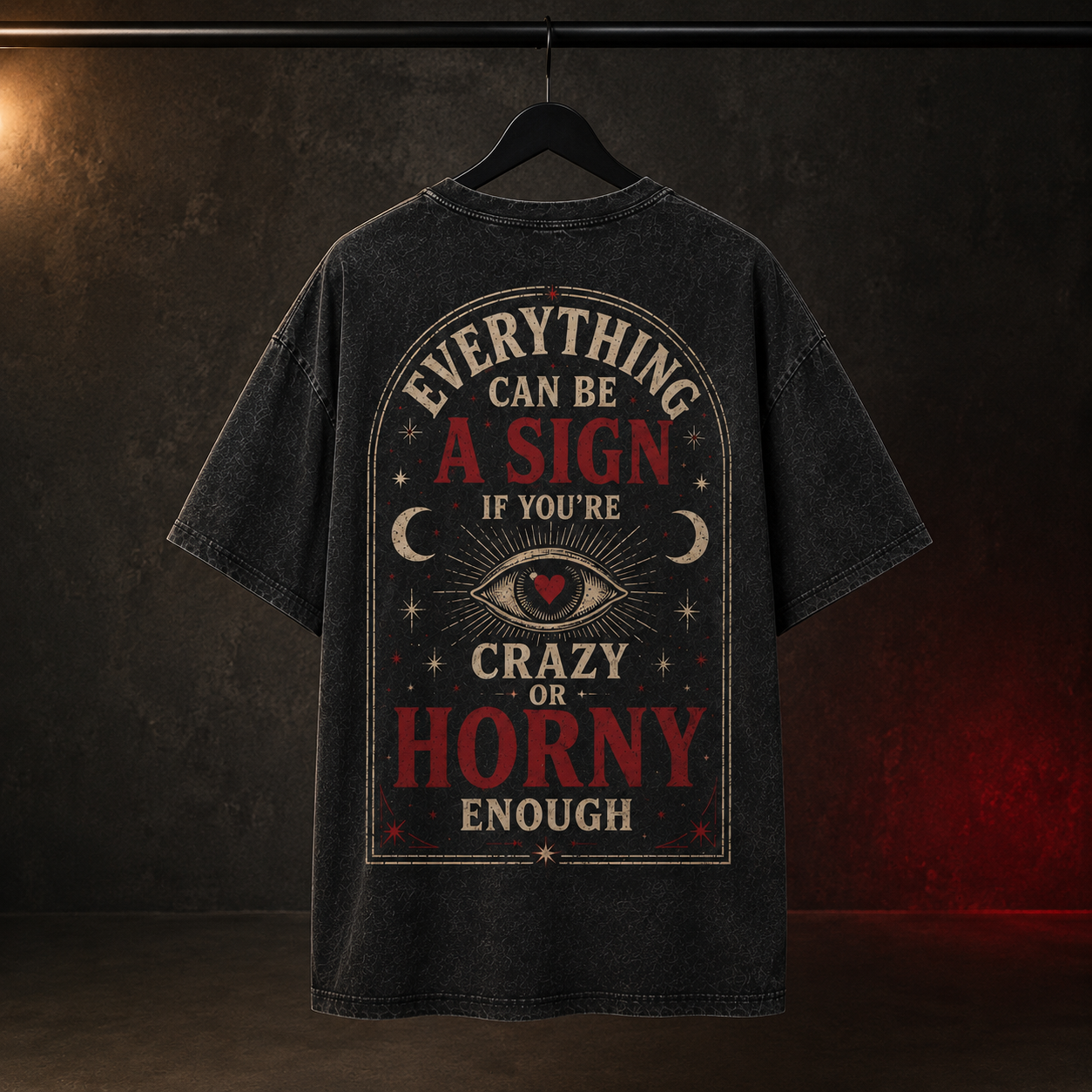 T-shirt oversize acid wash Everything Can Be a Sign na wieszaku – nadruk z okiem i kartą tarota na plecach