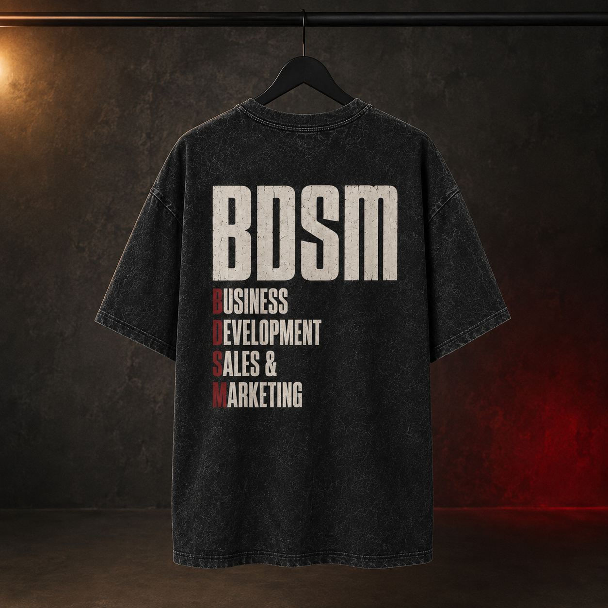 T-shirt oversize acid wash BDSM na wieszaku – nadruk Business Development Sales & Marketing na plecach